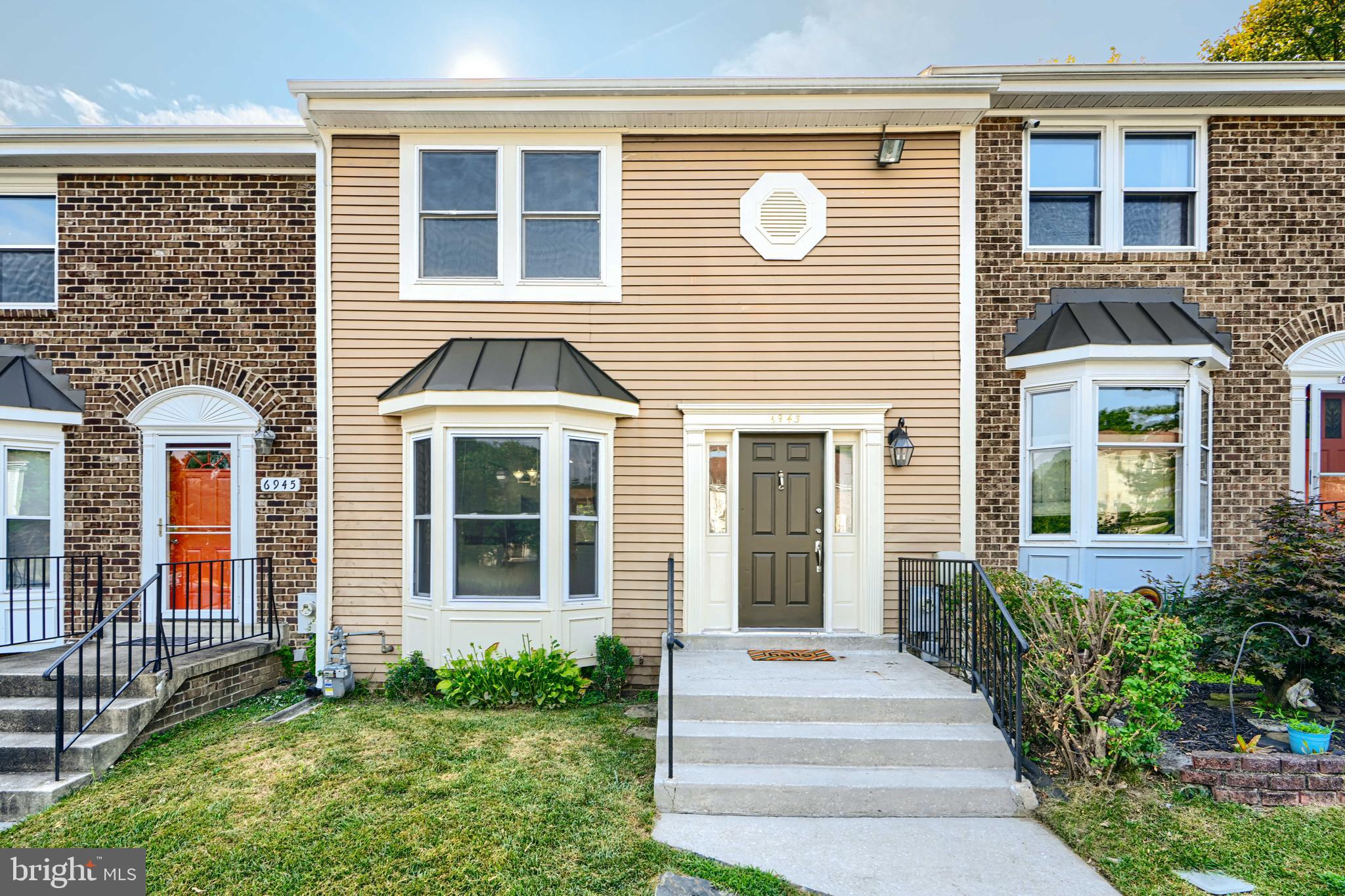 BEAUTIFULLY MAINTAINED AND FRESHLY PAINTED 4BR/3.5BA TOWNHOME. PRIVATE SETTING BACKING TO TREES+OPEN SPACE. EAT-IN KITCHEN W/GRANITE COUNTERS, BAY WINDOW, PANTRY AND STAINLESS STEEL APPLIANCES. GLEAMING HARDWOODS ON MAIN LEVEL. HUGE LIVING RM/DINING RM W/FIREPLACE + SLIDER TO ENTERTAINING DECK W/STEPS TO GROUND. PRIMARY SUITE W/CEILING FAN, CUSTOM WALK-IN CLOSET+ PRIMARY BATH. ALL BEDROOMS HAVE CATHEDRAL CEILINGS. FULLY FINISHED LOWER LEVEL FAMILY ROOM W/NEW PLUSH CARPET, BR#4, FULL BATH#3, BAR AREA, STORAGE/LAUDRY/UTILITY RM+WALK-OUT SLIDER TO REAR YARD. COMMUNITY POOL, TENNIS+TOT LOT. PRICED TO SELL FAST!