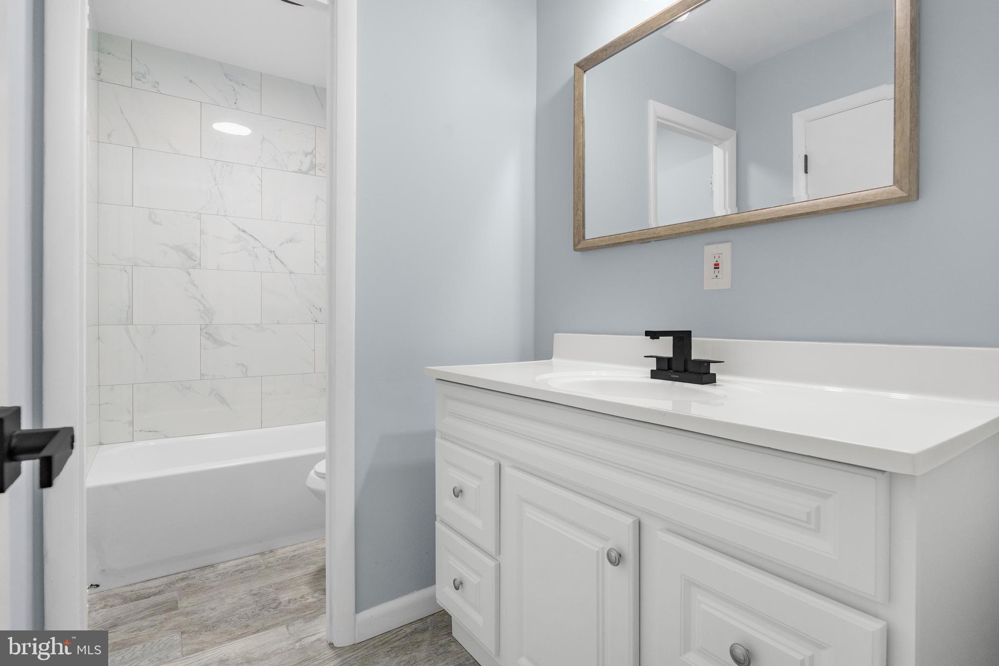 APPLEWALK CONDO - Residential