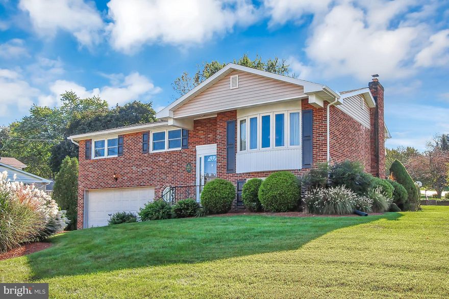 MOVE RIGHT IN! Well cared for split on a corner lot in Haines Acres. This home offers lots of hardwood flooring,replacement windows, finished lower level with fireplace and double doors that lead to a covered patio.Super convenient East York location to schools, restaurants and shopping.