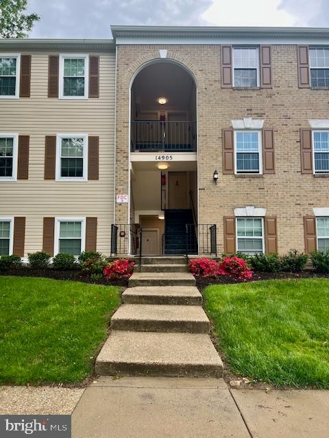 Longmead Crossing ! Beautiful 3rd Floor Condo!Features an Open FloorPlan With 2 Spacious Bedrooms and 2 full Baths. Living room /Dining room combo .Living room has a Fireplace (Wood Burning ). Kitchen has Stainless Steel Appliances( Dishwasher, stove, refrigerator and counter top microwave), Laundry room off the kitchen. Gorgeous Cherrywood laminate floors through out .Plenty of kitchen counter and cabinet space.( WATER IS INCLUDED IN THE RENT! ) You can enjoy the swimming pools ,tennis courts, parks and bike paths.Close to to the ICC and the Glenmont metro, I -270 and I -95 minutes away. Convenient to Shopping, Restaurants and Northwest Golf cours
DON'T MISS IT !. Shows Well...