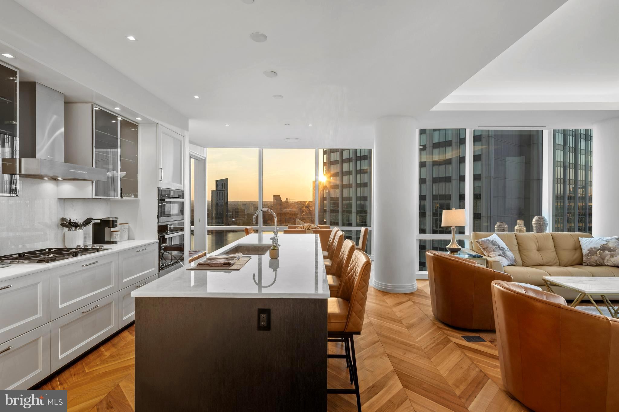 FOUR SEASONS PRIVATE RESIDENCES - Residential