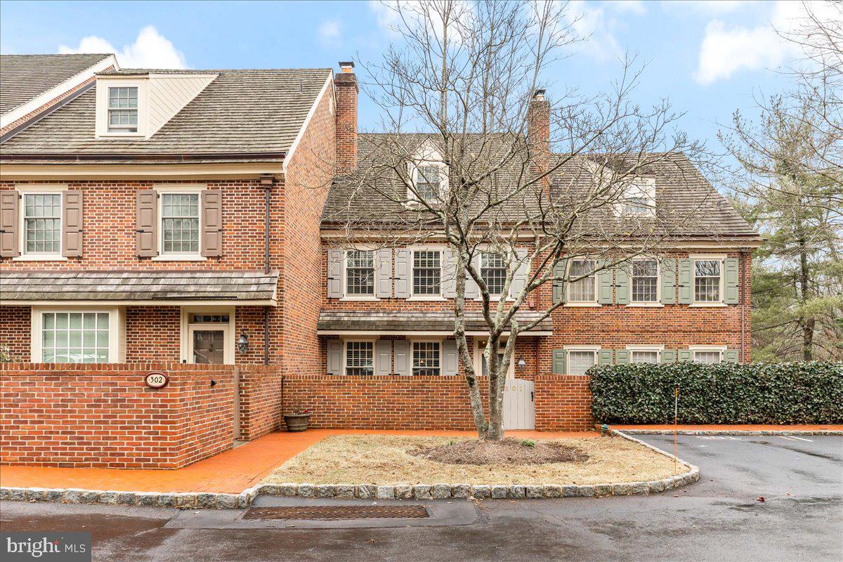 301 WILLOWMERE LANE
