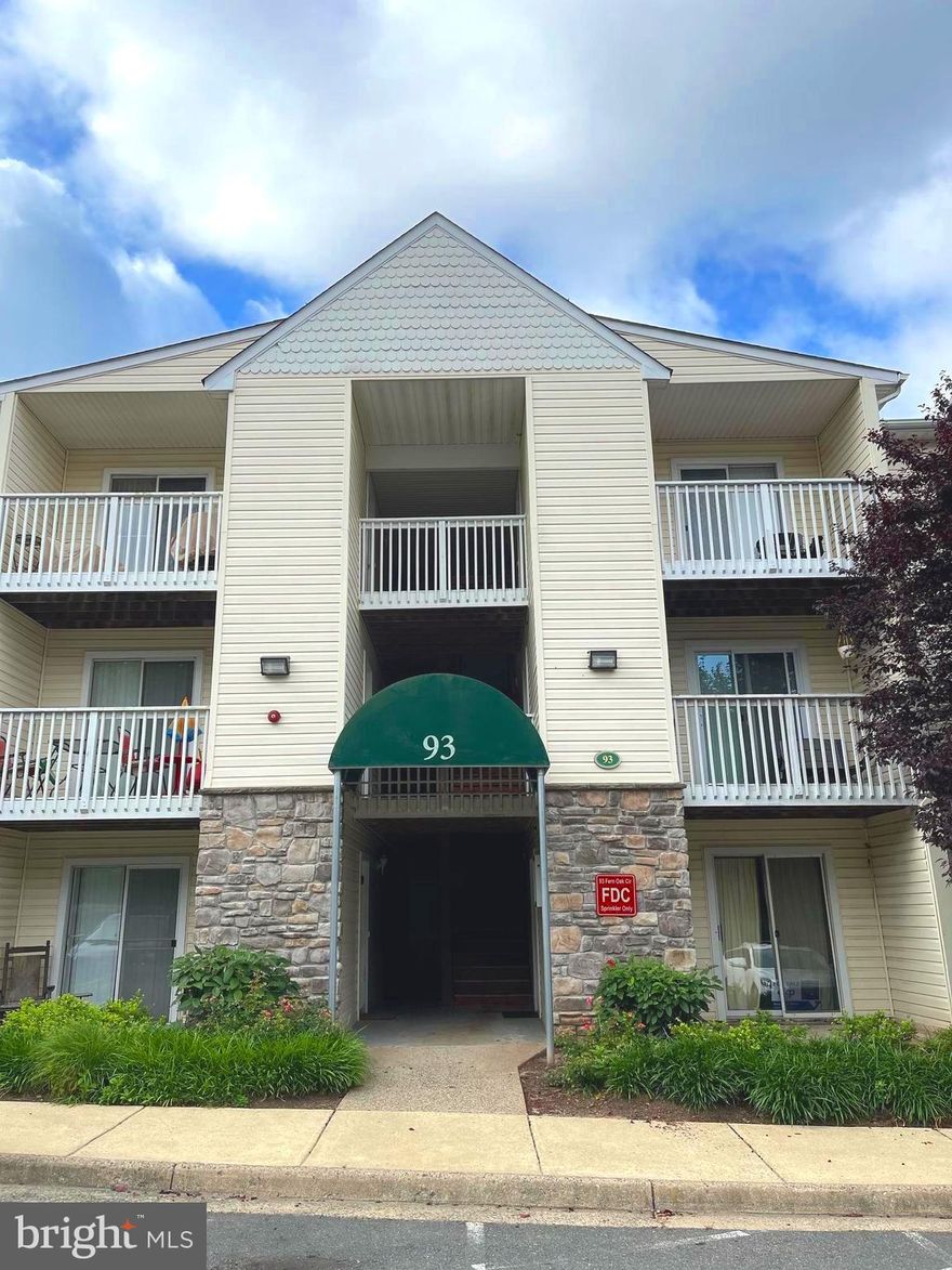 Avalable immediately. 2 bedrooms, 2 bathrooms, and 1 den condo. Fresh paint, laminate flooring in the living room and den, first floor with patio. Condominium complex located on R1 minutes away from I95, Quantico, shopping, and dining. The complex has an outdoor pool and exercise room.