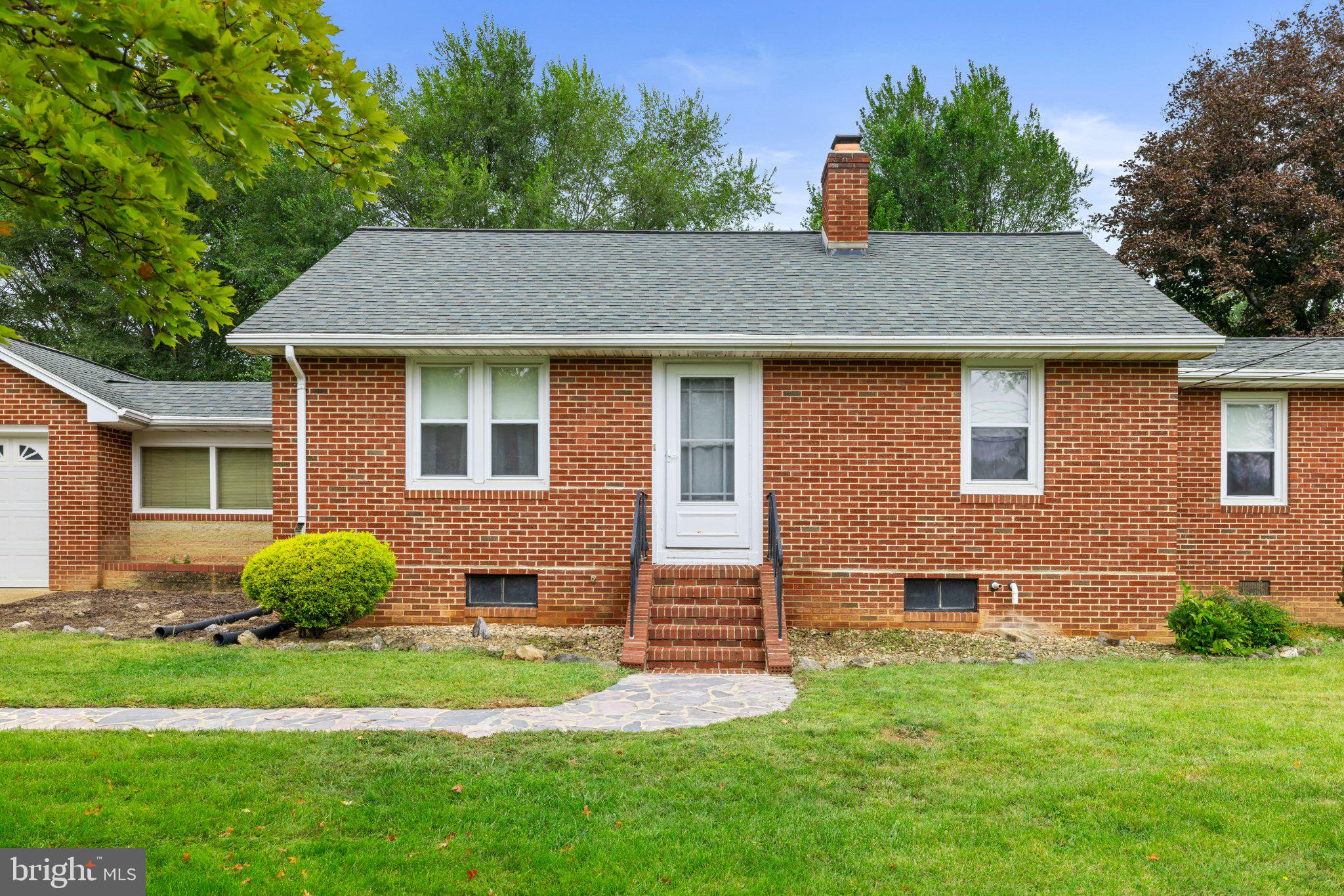 8635 N VALLEY PIKE