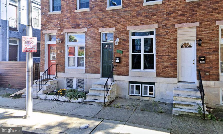 Charles Village, Beautiful interior and spacious rooms. Great location with rear
yard. Hardwood floors and renovated kitchen. Large living room with dining area.
