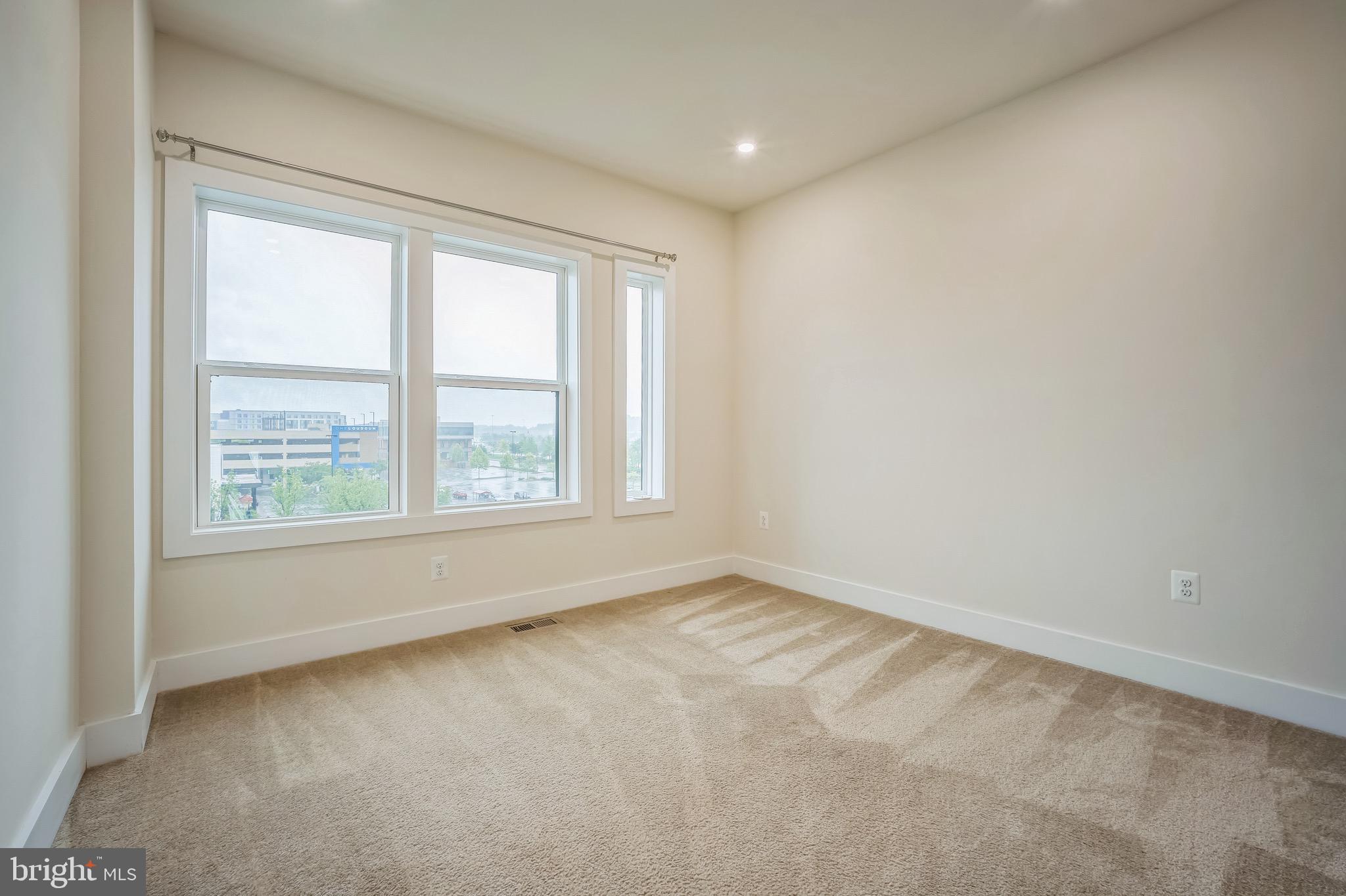 SM ONE LOUDOUN CONDO - Residential Lease