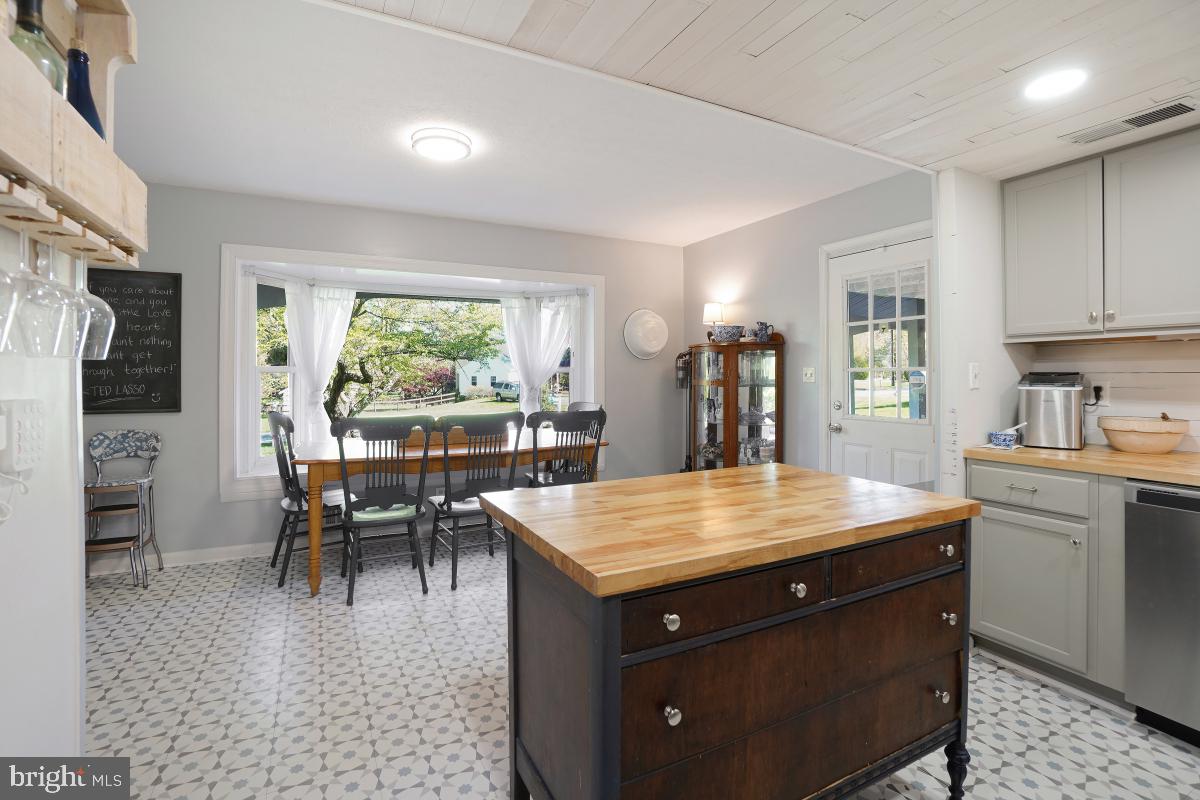 WILLIAMSBURG VILLAGE - Residential