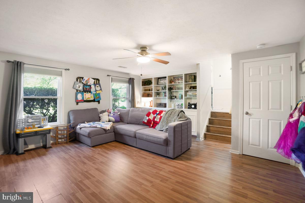 WILLIAMSBURG VILLAGE - Residential