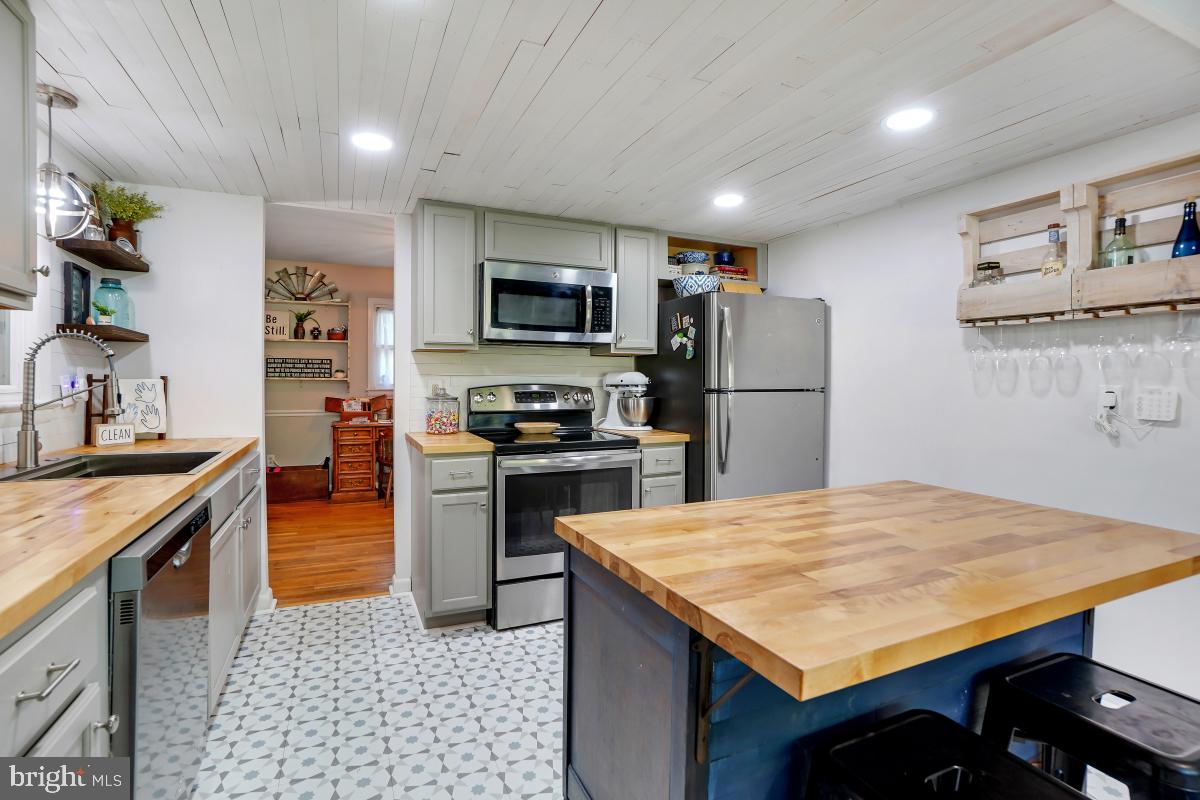 WILLIAMSBURG VILLAGE - Residential