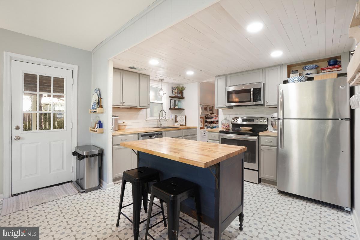 WILLIAMSBURG VILLAGE - Residential