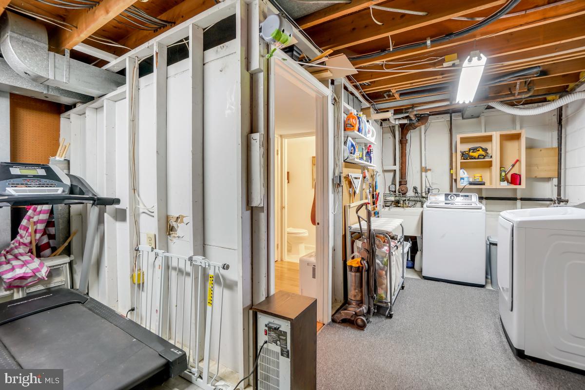 WILLIAMSBURG VILLAGE - Residential