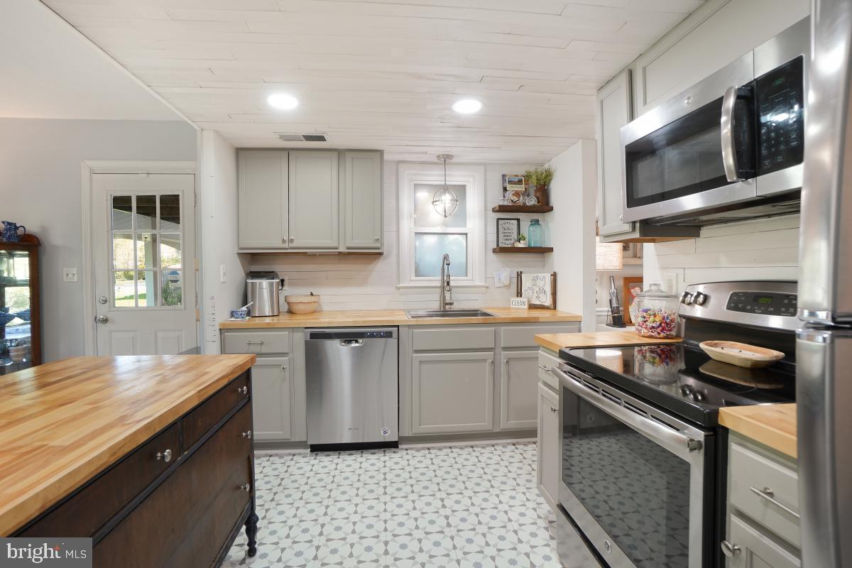 WILLIAMSBURG VILLAGE - Residential