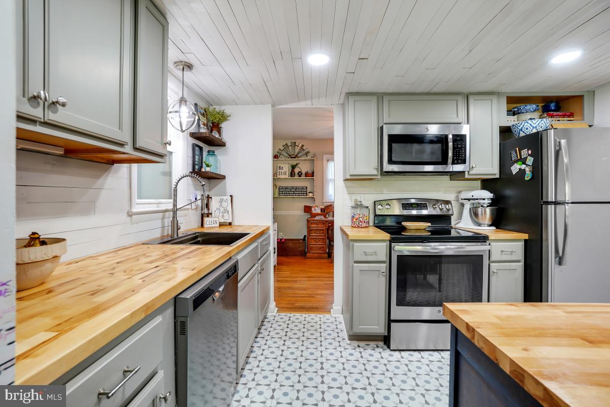 WILLIAMSBURG VILLAGE - Residential