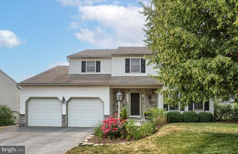 Photo of 5 RANDOLPH DR, ELIZABETHTOWN, PA 17022 (MLS # PALA2036208)