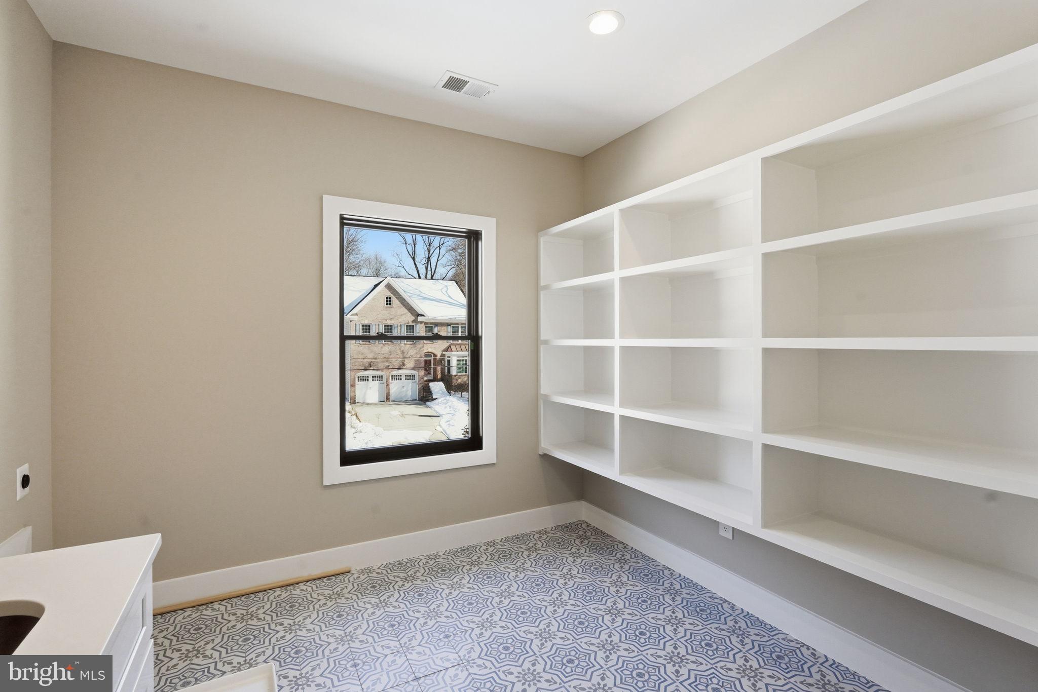 WESTHAMPTON - Residential