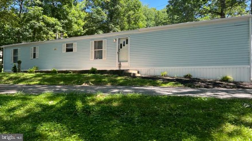 Three bedroom, one bathroom mobile home.
Note: Applicant must fill out an application and be approved by Southern Management Rentals, LLC PRIOR to viewing the property. The online application can be found on our website. You can apply for this property under the property description.