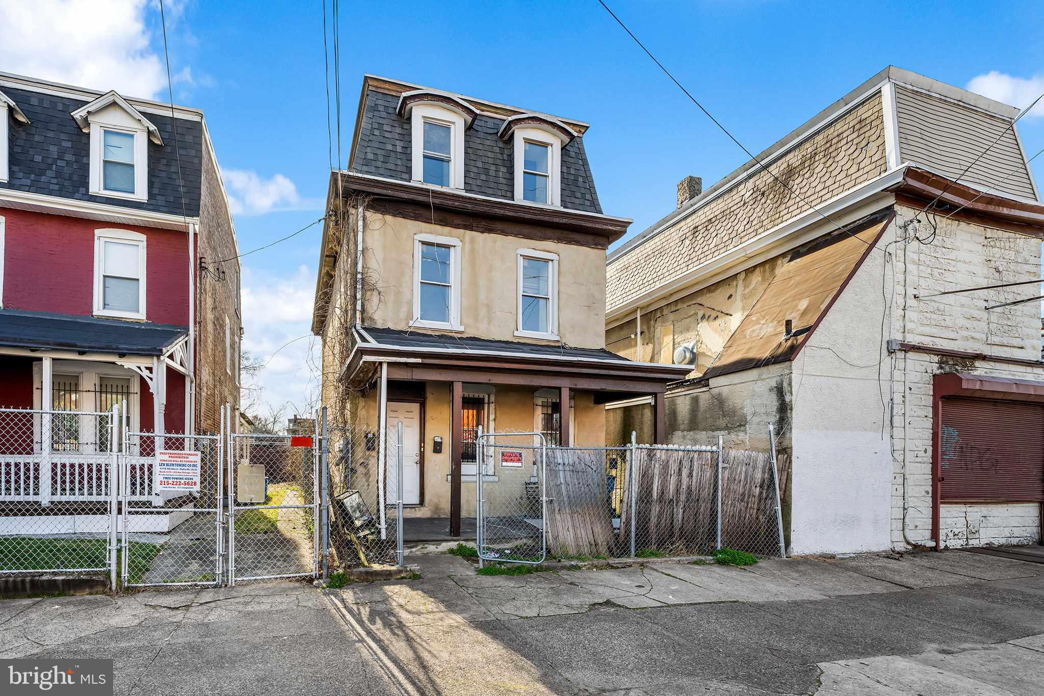 Main image without alt text