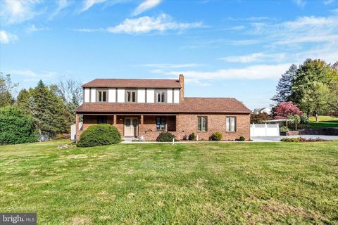 Photo of 904 Cranberry Lane, YORK, PA 17402 (MLS # PAYK2092812)