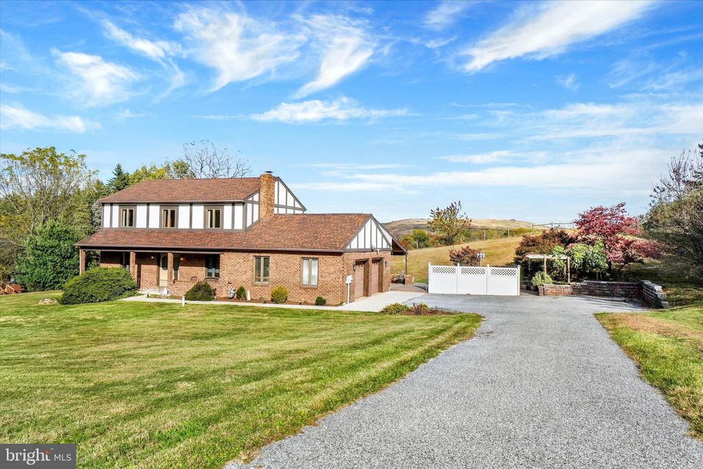 Photo of 904 Cranberry Lane, YORK, PA 17402 (MLS # PAYK2092812)