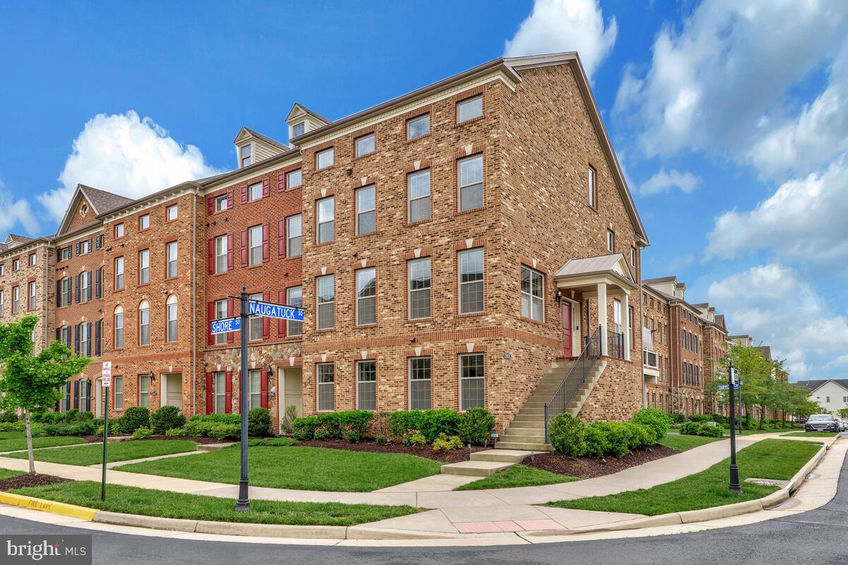 22635 NAUGATUCK SQUARE