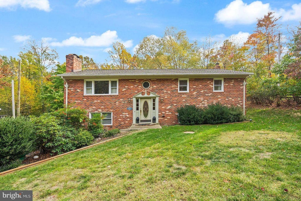Photo of 2521 Youngs Drive, HAYMARKET, VA 20169 (MLS # VAPW2125904)
