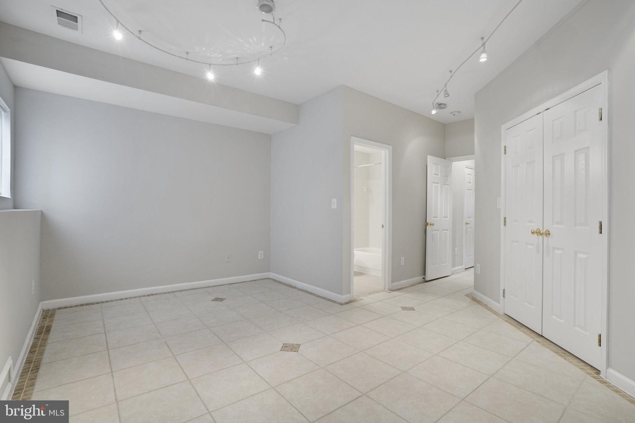 ISLAND CREEK - Residential