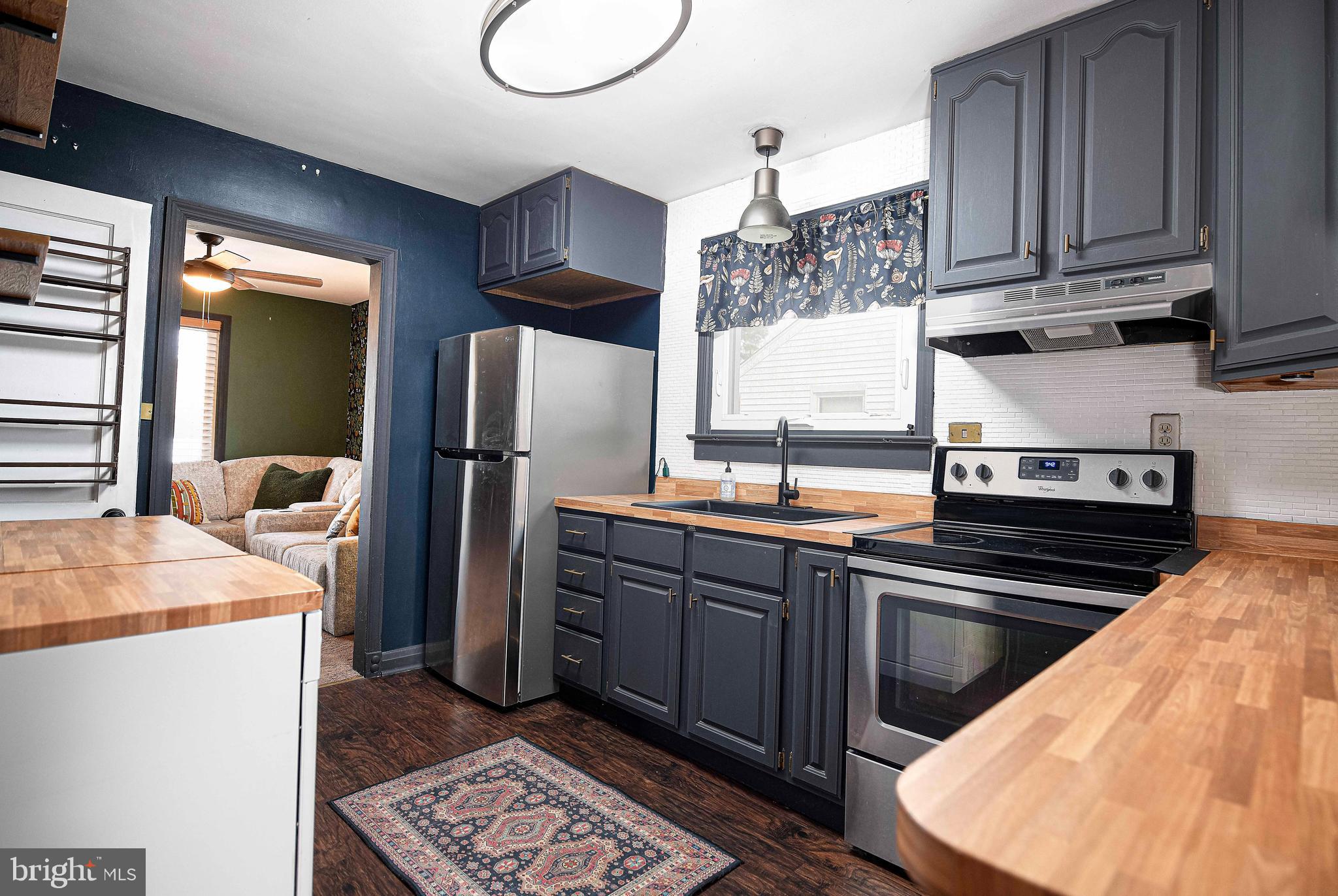 PARADISE MANOR - Residential