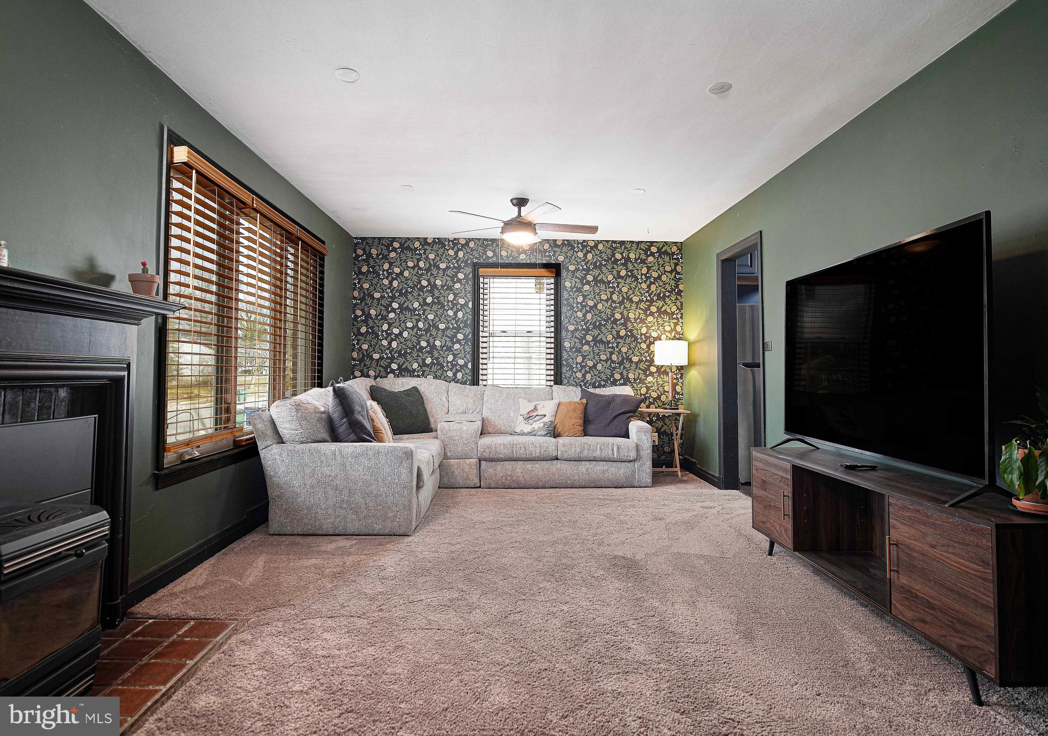 PARADISE MANOR - Residential