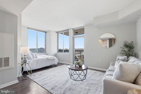 Photo of 851 N Glebe Road #1812, ARLINGTON, VA 22203 (MLS # VAAR2070268)