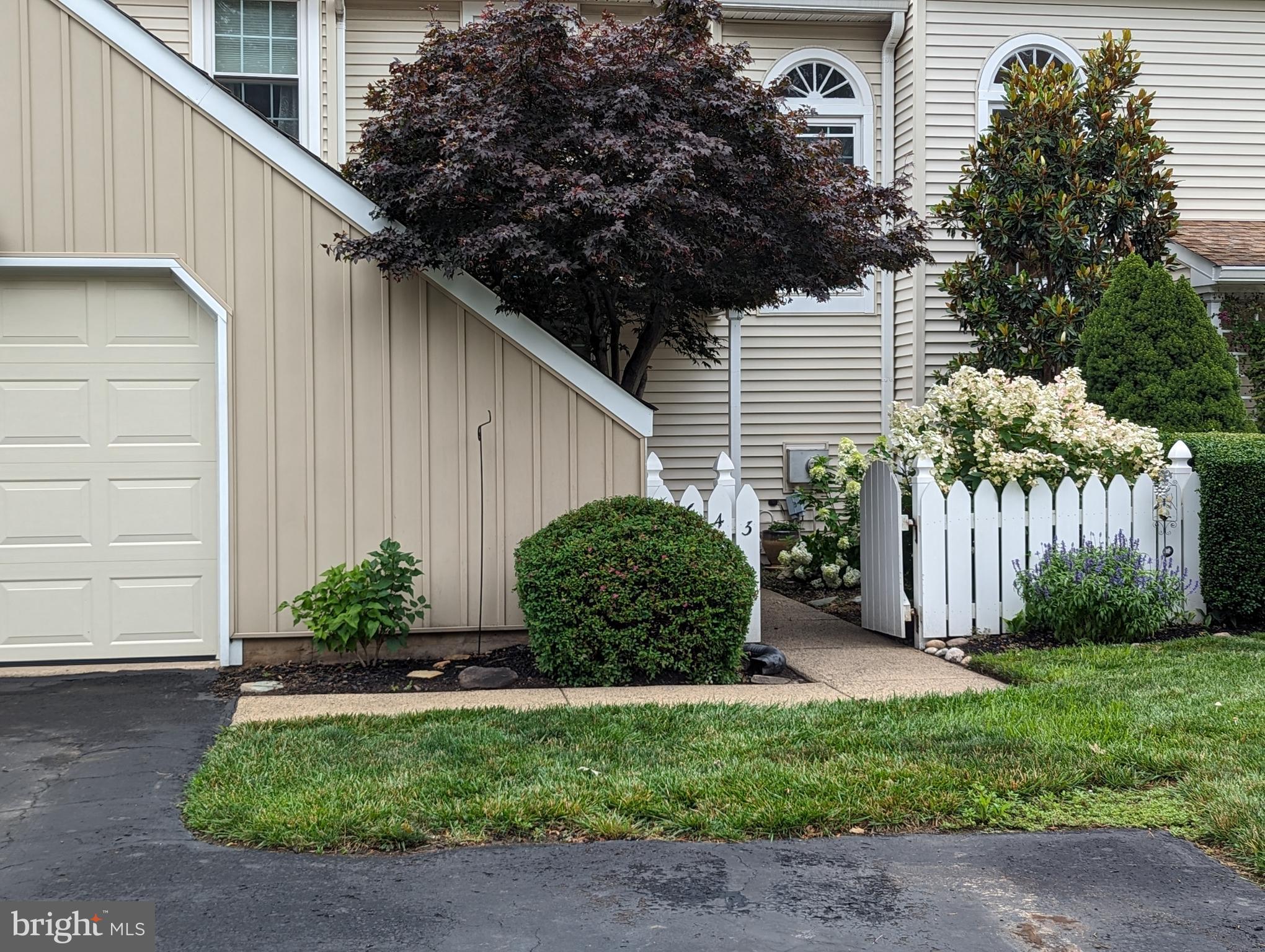 Beautiful Vineyard Model Townhome!
Three bedroom, two and a half bathroom beautiful townhome with full walk -out basement.
Have your tea/coffee on the deck just off the kitchen or on your rear patio overlooking the grounds.
Eat in kitchen, upper floor laundry and gas fireplace are just a few amenities you don't want to miss!
Call to schedule your showing, and enjoy life as it should be!