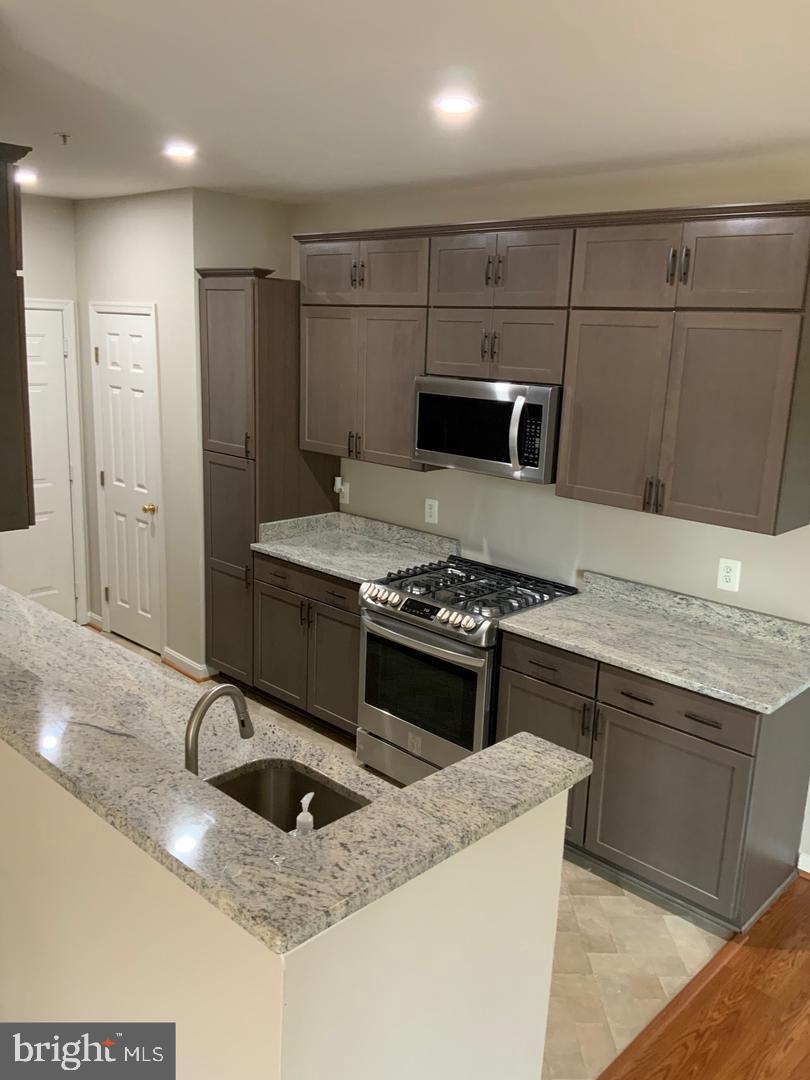 HAMPSHIRE HALL - Residential Lease