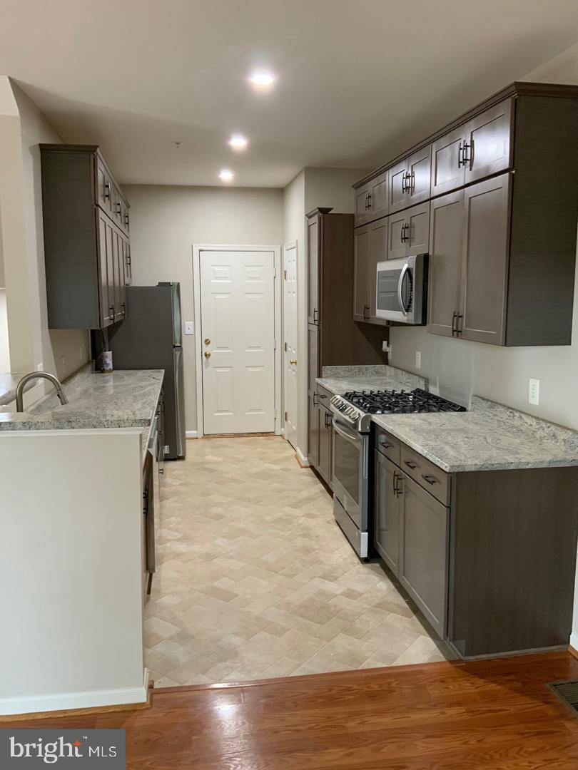 HAMPSHIRE HALL - Residential Lease