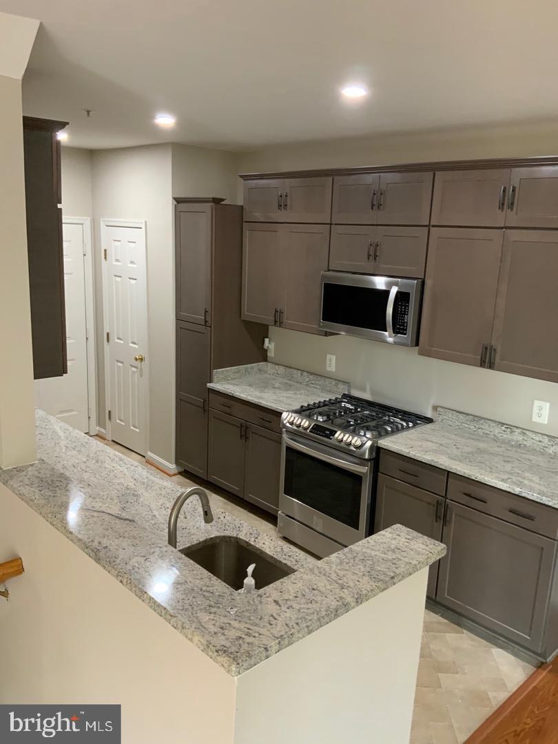 HAMPSHIRE HALL - Residential Lease