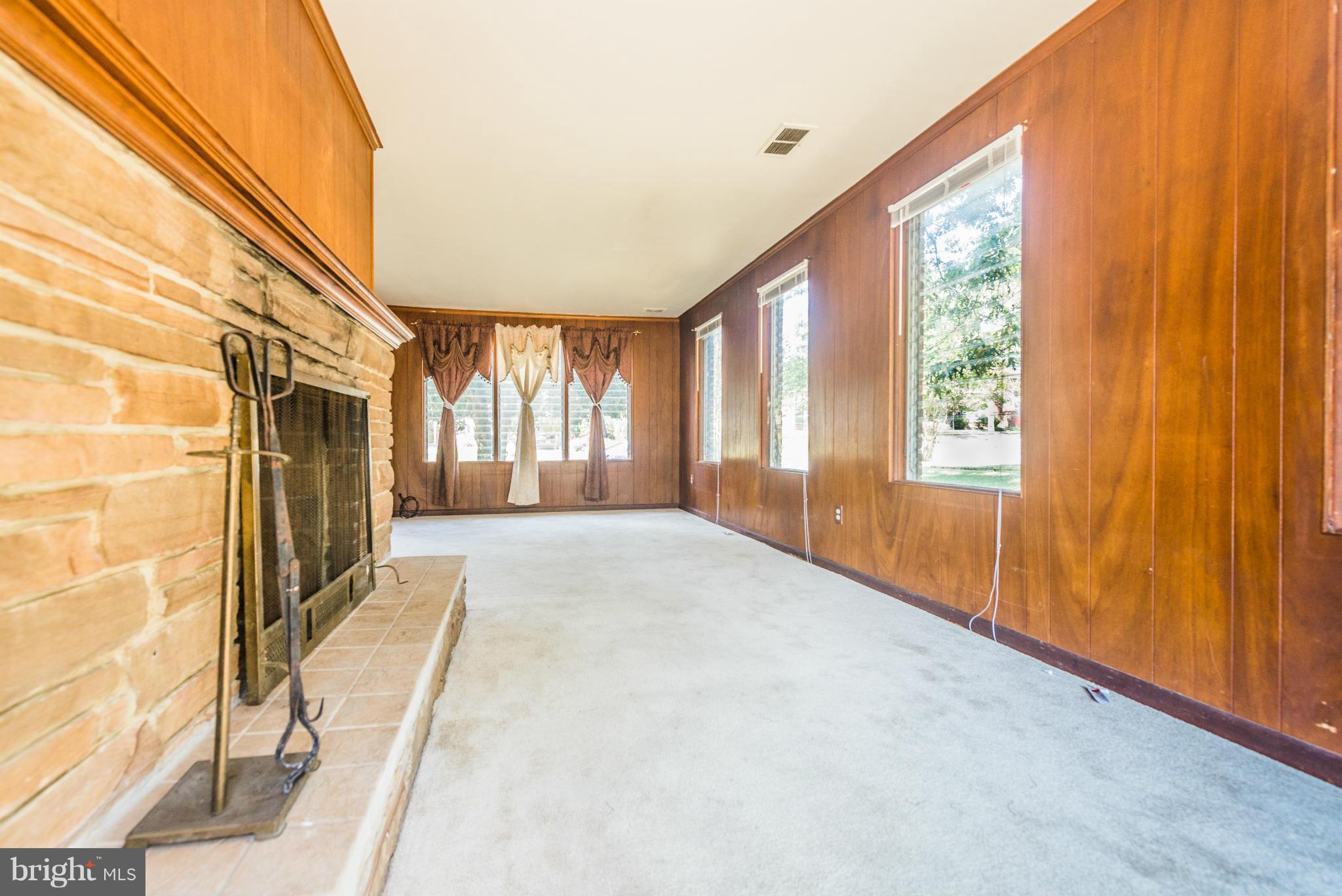 LINDA KNOLLS - Residential