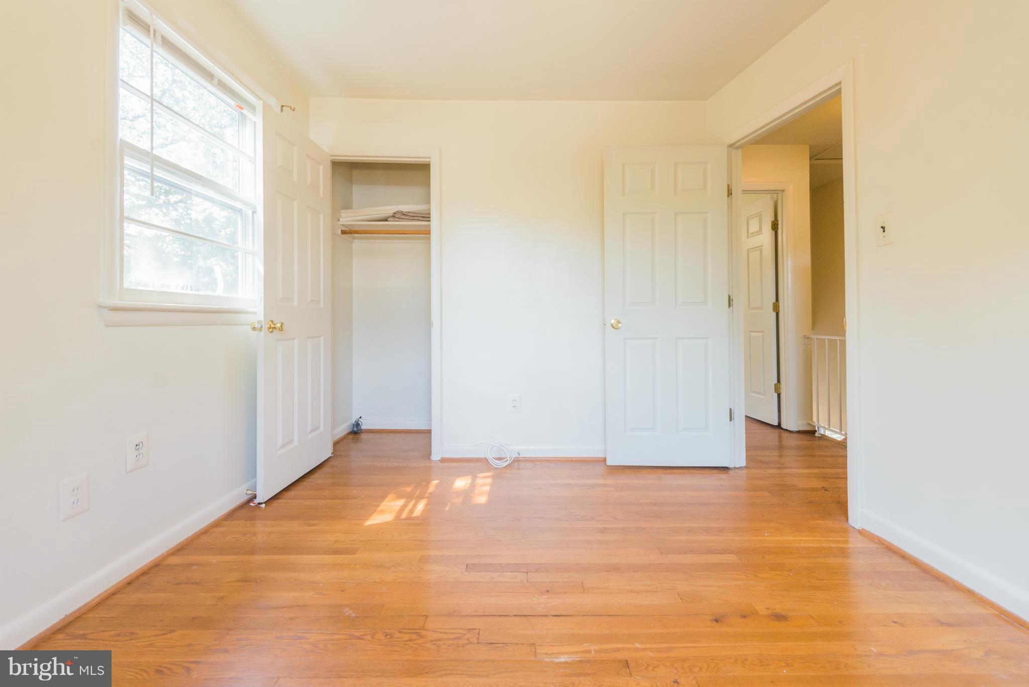 LINDA KNOLLS - Residential