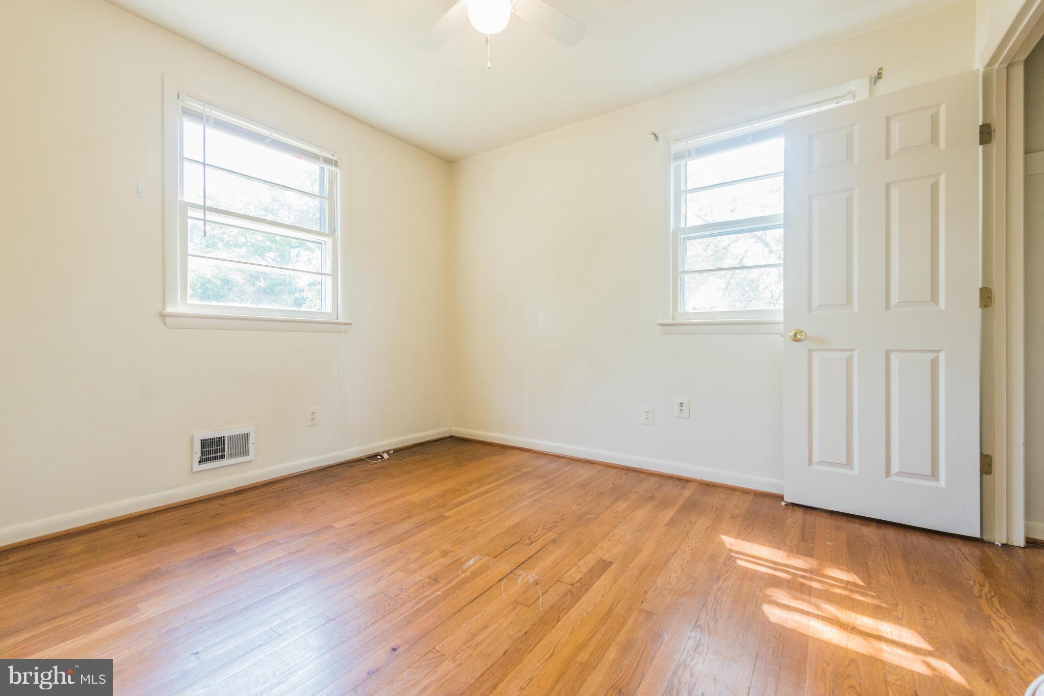 LINDA KNOLLS - Residential