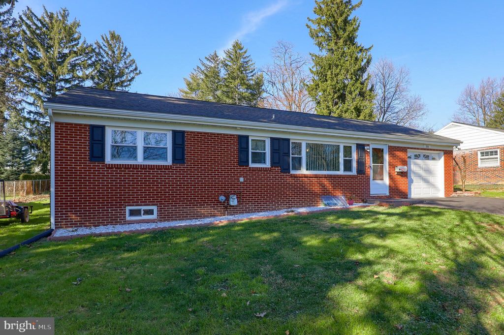 Photo of 104 EISENHOWER BLVD, LANCASTER, PA 17603 (MLS # PALA2028720)