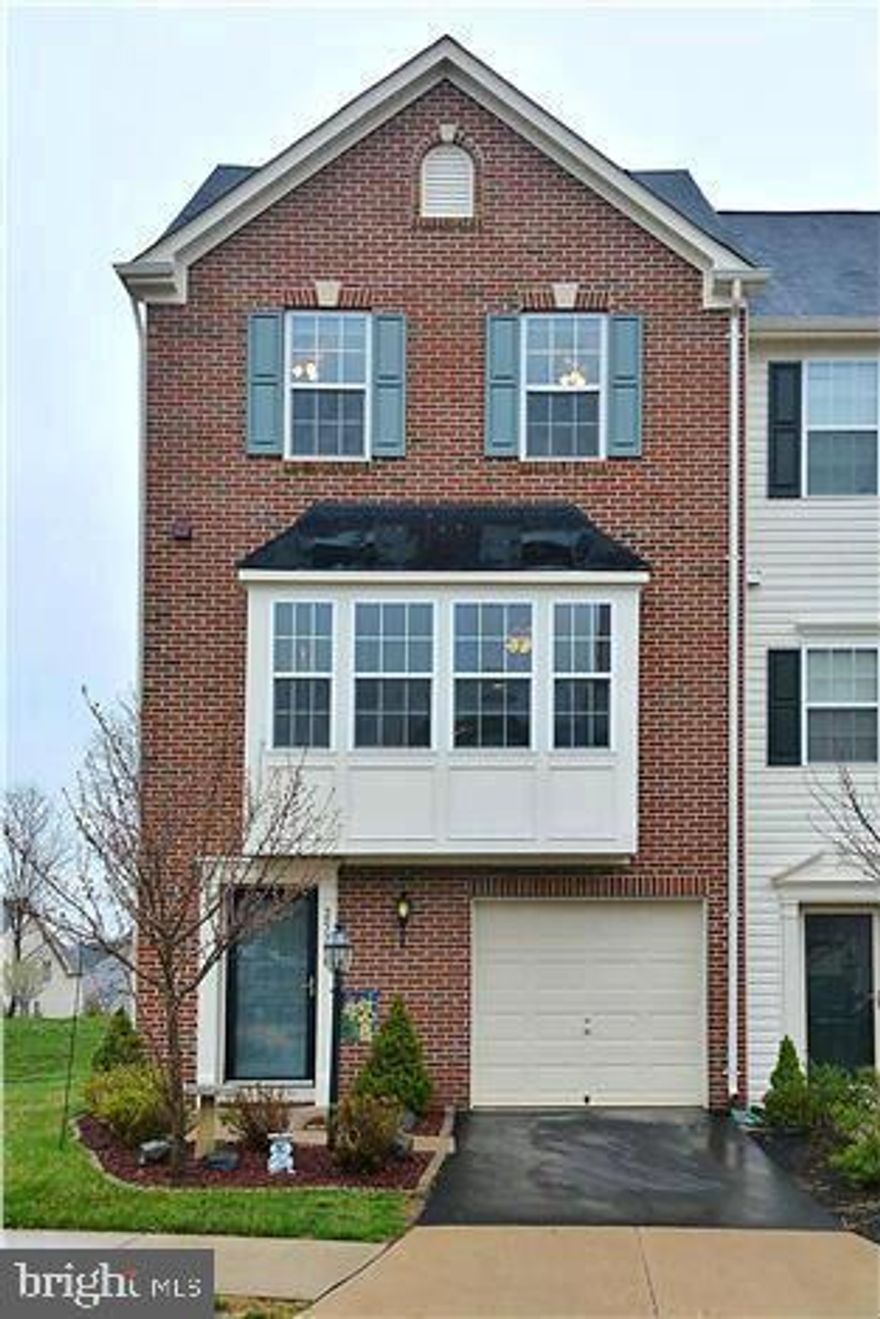 End unit townhouse on a quiet lot backing to trees! Gourmet kitchen w/ stylish glass tile backsplash & gleaming hardwood floors opens to the dining rm & living rm and lower level, great for entertaining guests. Spacious deck w/ peaceful wooded views & LL w/ gas fireplace. Luxurious master ste w/ huge walk-in closet & vaulted ceilings. Fresh paint in home. Great location! Walk to schools & community trails, pool & playground.