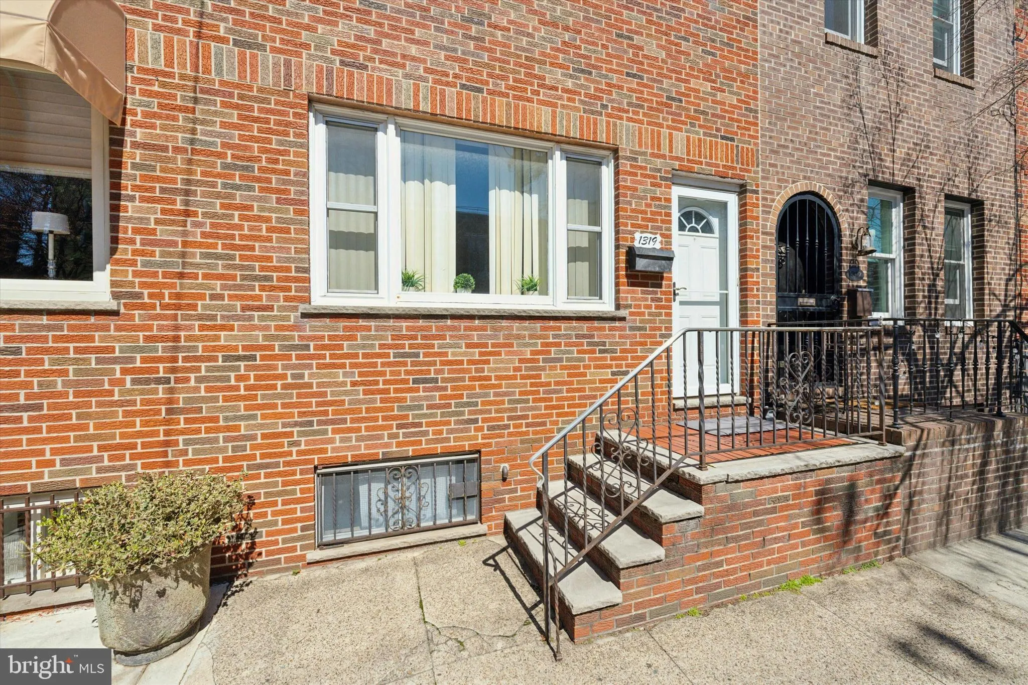 Philadelphia, Pennsylvania 19147, United States, 3 Bedrooms Bedrooms, ,2 BathroomsBathrooms,Residential,Pending,92262