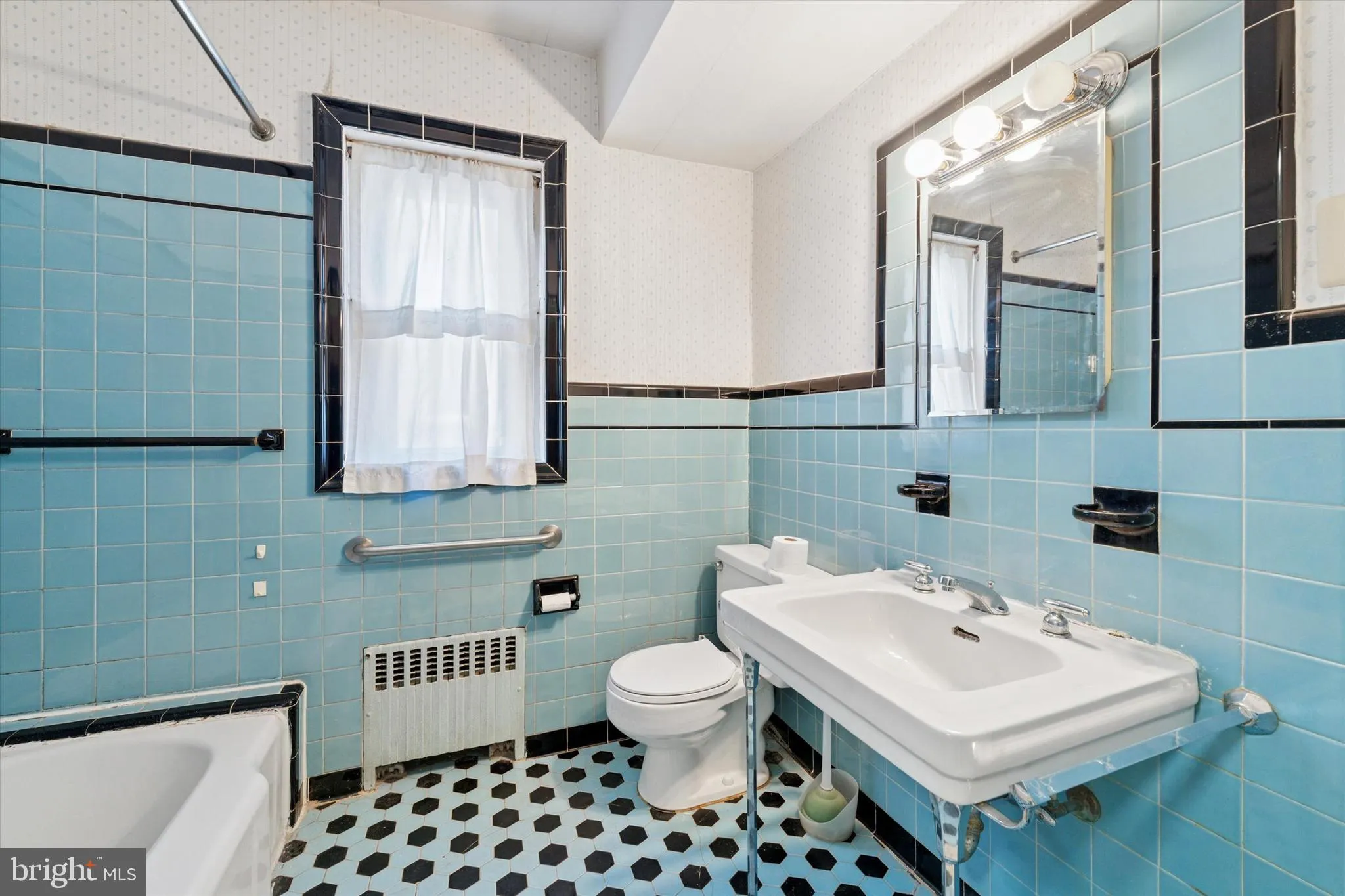 Philadelphia, Pennsylvania 19147, United States, 3 Bedrooms Bedrooms, ,2 BathroomsBathrooms,Residential,Pending,92262