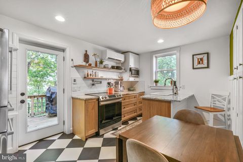2444 S OAKLAND STREET ARLINGTON VA 22206