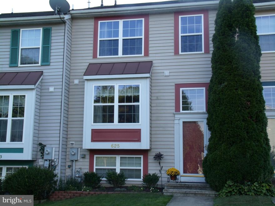 THIS IMMACULATE TOWNHOUSE SHOWS PRIDE OF OWNERSHIP!  3 BEDROOMS, 2 FULL AND 1 HALF BATH, EAT IN KITCHEN WITH NEW LAMINATED FLOOR, NEW DECK & RAILINGS, NEW HOT WATER HEATER, LOWER LEVEL PARTIALLY FINISHED W/WALKOUT TO NEW FENCED YARD.  ALL APPLIANCES CONVEY! ONE YEAR HOME WARRANTY. READY FOR YOU!  MOVE RIGHT IN!