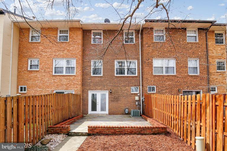 LONDON TOWNE - Residential Lease