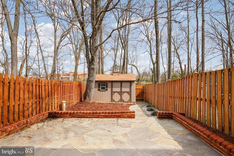 LONDON TOWNE - Residential Lease