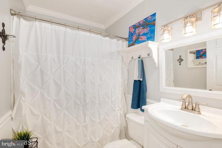 LONDON TOWNE - Residential Lease