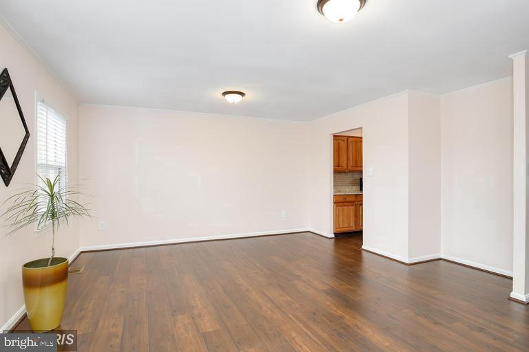 LONDON TOWNE - Residential Lease