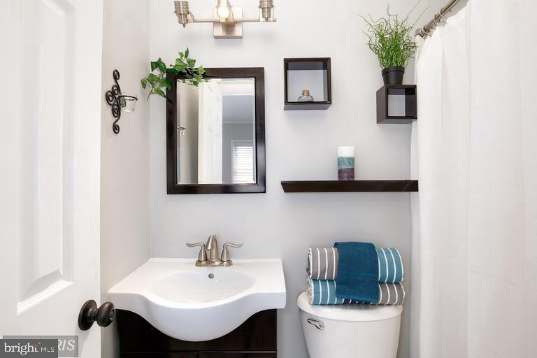 LONDON TOWNE - Residential Lease