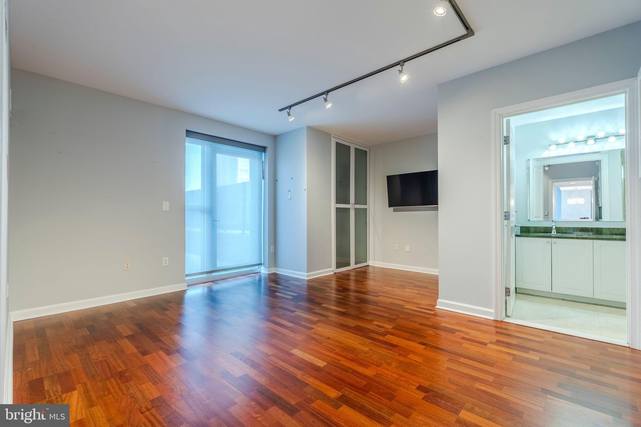 WATERFRONT SQUARE - Residential