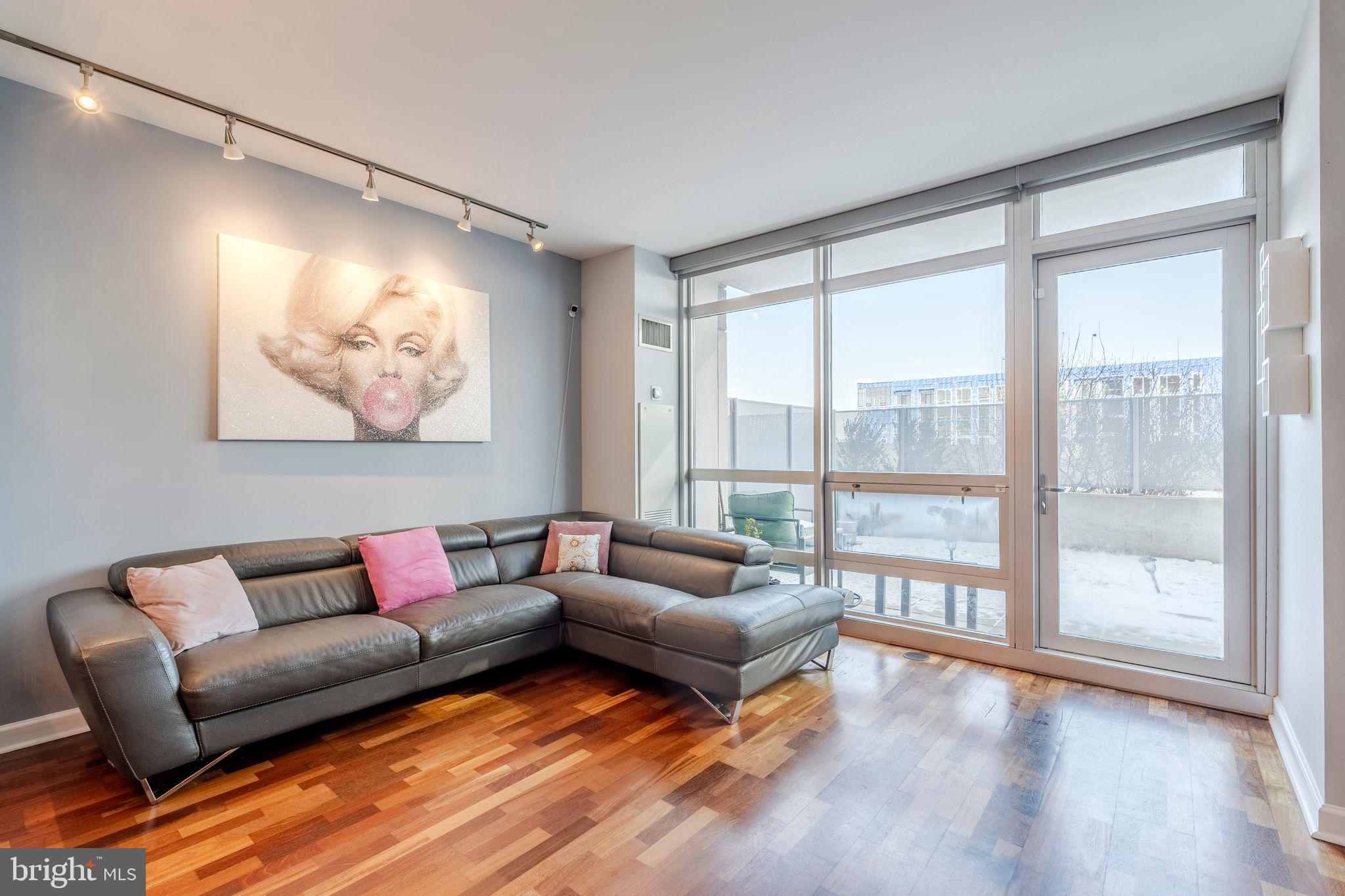 WATERFRONT SQUARE - Residential