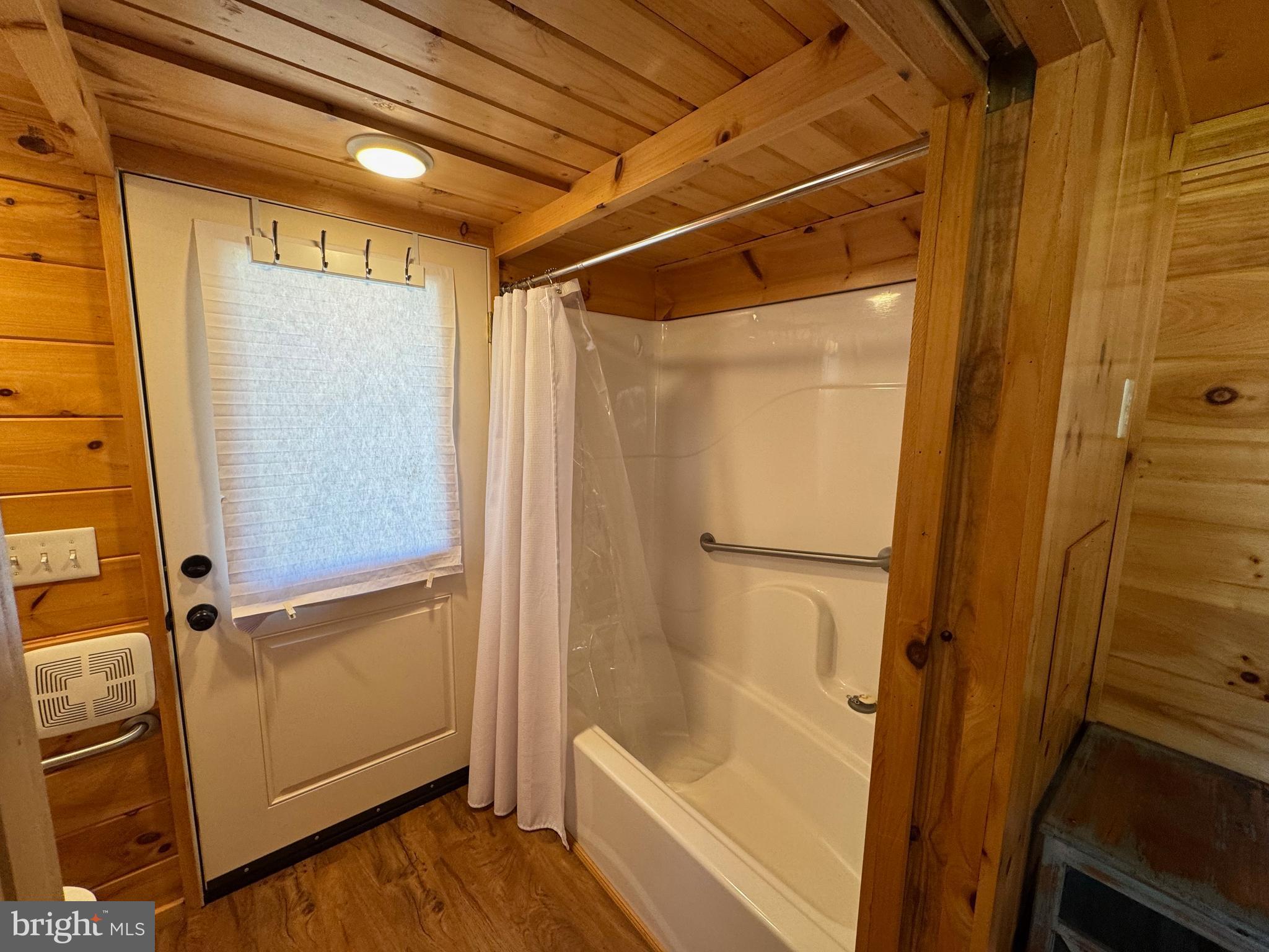 ROUND HILL - Residential Lease